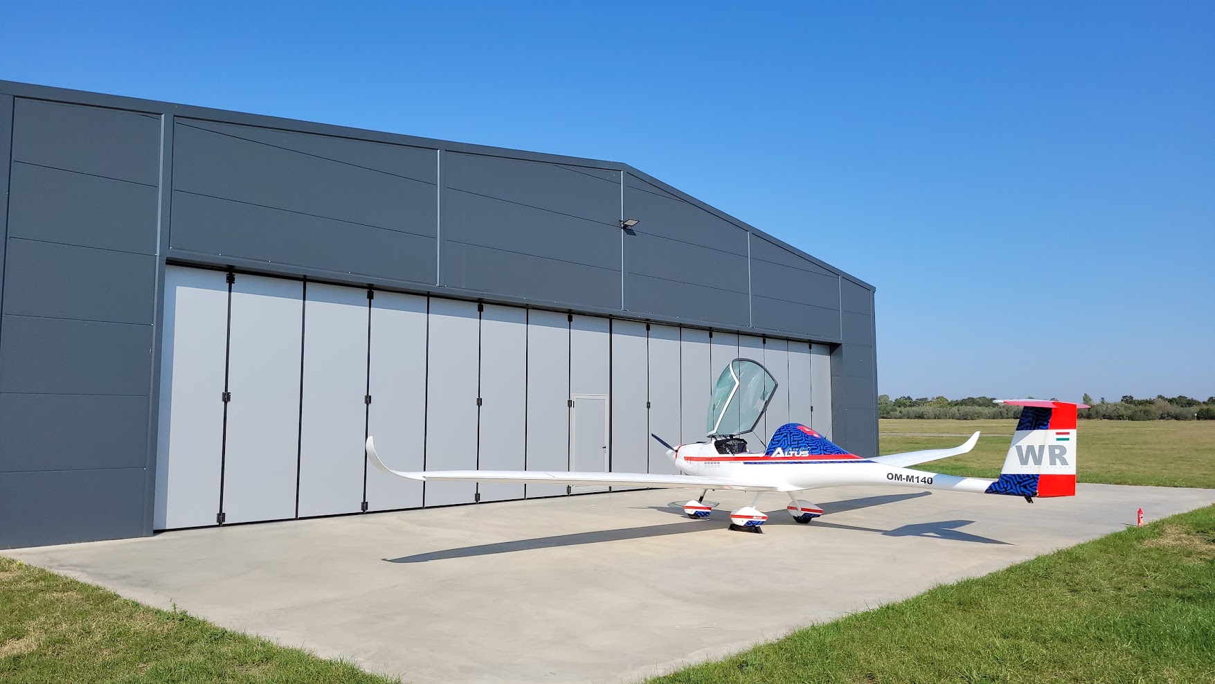 Altus in hangar